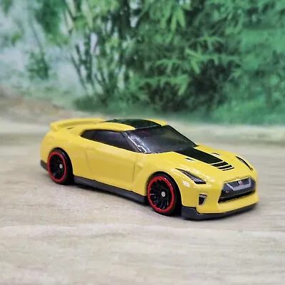 Buy Hot Wheels '17 Nissan Skyline GT-R R35  Diecast Model 1:64 (19) Ex. Condition • 6.90£