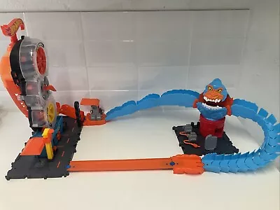 Buy Hot Wheels Super Twist Tire Shop & Wreck N Ride Gorilla Playsets  • 22£