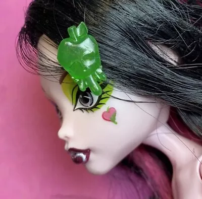 Buy MONSTER HIGH Draculaura Snow Bite Scarily Ever After Doll Accessory Hair Clip • 13.10£